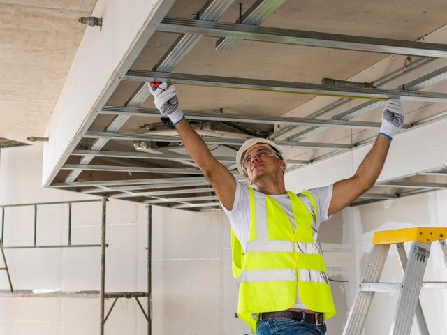 Pose de faux plafond dans bureau et local professionnel.